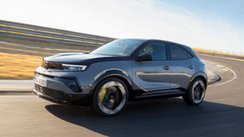 Opel Mokka GSE fährt auf einer Rennstrecke. 