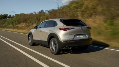 Mazda CX-30 fährt auf einer Landstraße