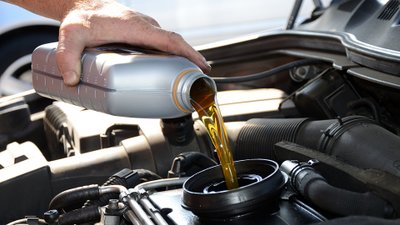 Motoröl wird in einen Motor geschüttet. 