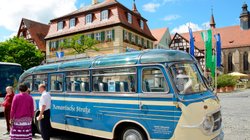 Oldtimerbus hält an der Romantischen Straße