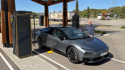 Xpeng P7+ steht an einer Ladestation. 
