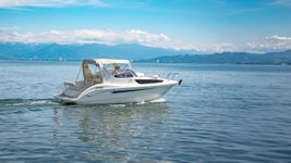 Motorboot fährt über einen See. 