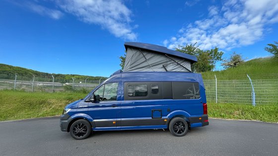 Westfalie Sven Hedin mit aufgeklapptem Aufstelldach.