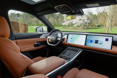  Cockpit des Xpeng G9 mit Bildschirmen.