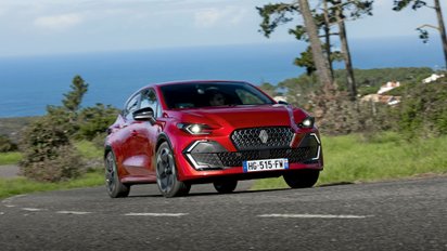 Renault Clio auf einer Landstraße von vorne