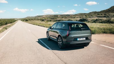 Volvo EX60 fährt über eine kurvige Landstraße. 
