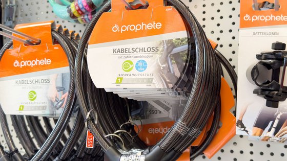 Fahrradschlössersortiment in einem Baumarkt.