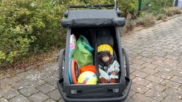 Der Croozer Yuuna mit einem Kindersitz und Trennnetz.