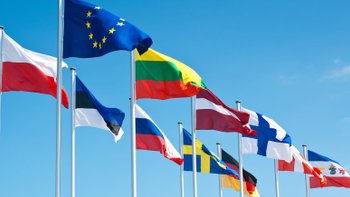 Blick auf Fahnen europäischer Länder.