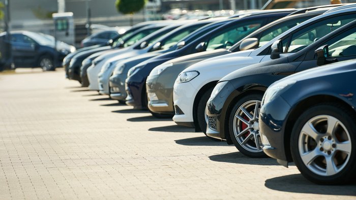 Autos stehen auf dem Hof eines Autohändlers. 