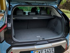 Geöffnete Kofferraumklappe des Kia EV3. 