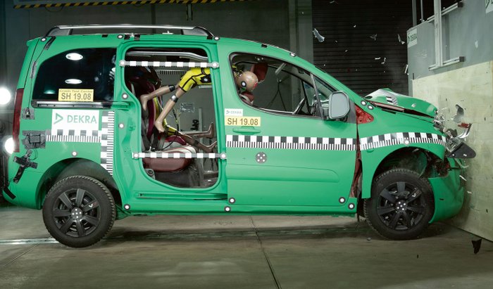 Chrashtest mit einem Kinder-Dummy.