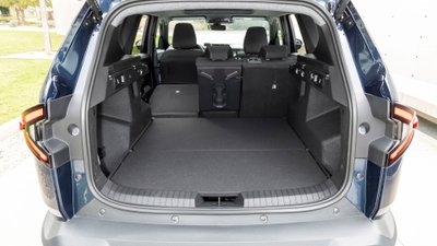 Blick in den Kofferraum des Dacia Bigster Vollhybrid. 