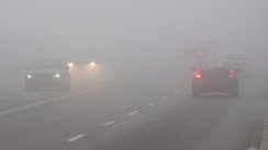 Fahrzeuge im Nebel