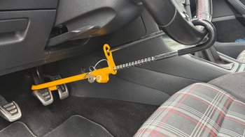 Eine eingebaute Diebstahlsicherung am Lenkrad in einem Auto.