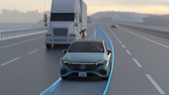 Ein Auto mit Spurwechsel-Assistant auf einer Autobahn neben einem LKW.