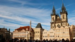 Blick auf den mit Touristen gefüllten Altstädter Markt in Prag.