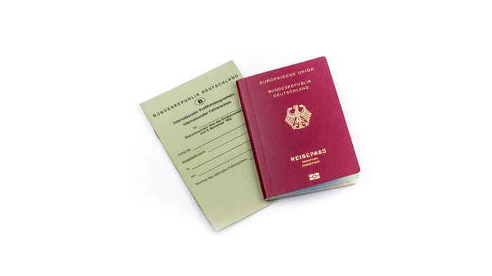 Internationaler Führerschein und Reisepass.