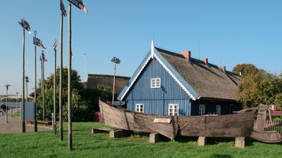 Fischerhaus und Fischerboot in Nida auf der Kurischen Nehrung.