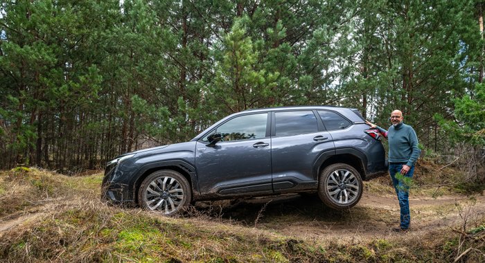 Wolfgang Sievernich steht am Subaru Forester.