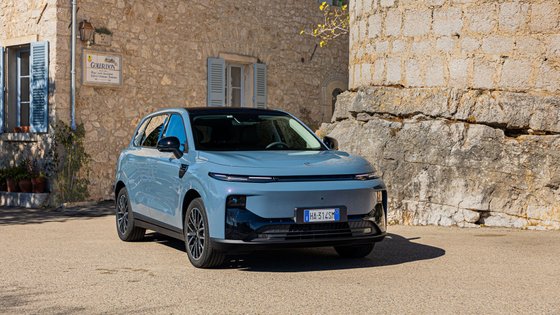 Leapmotor B10 parkt vor einem alten gemauerten Haus.