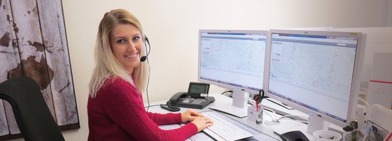 Mitarbeiterin im Kompetenz Team bei der Arbeit.