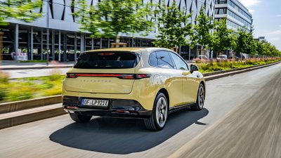 Leapmotor B05 fährt über eine Straße. 