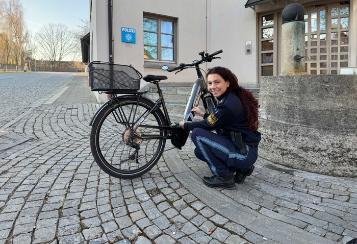 Polizistin beim Registrieren eines Pedelecs.