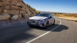 Eine Mercedes-Benz C-Klasse Elektro fährt auf einer Landstraße.