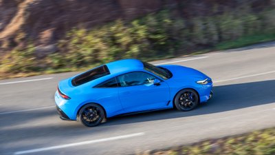 Seitenaufnahme eines blauen Honda Prelude.