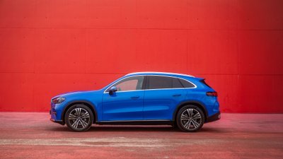 Mercedes GLC 400 4-Matic Elektro parkt vor einer roten Wand.