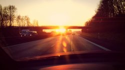 Sonne blendet Autofahrer.