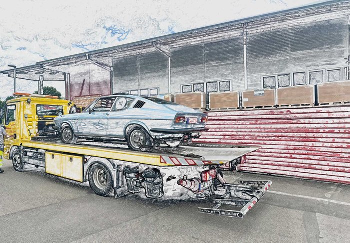 Ein Oldtimer auf einem Abschleppwagen 