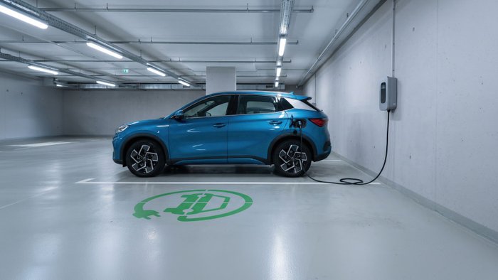 Elektroauto lädt in einer Tiefgarage. 