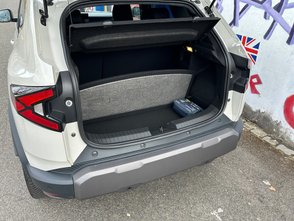 Hochgeklappter Kofferraumboden mit Staufach im Dacia Duster