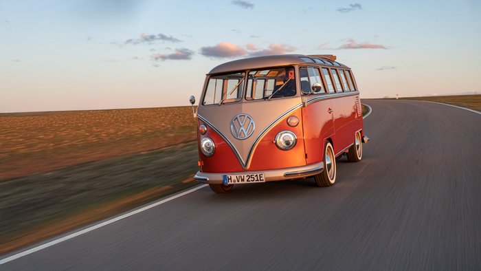 Auf Elektroantrieb umgerüsteter VW T1 Samba von 1966.