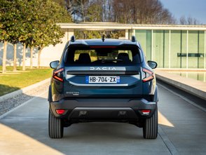 Blick von hinten auf den parkenden Dacia Bigster