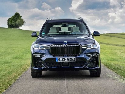 Schwarzer BMW von vorne auf einer Landstraße.