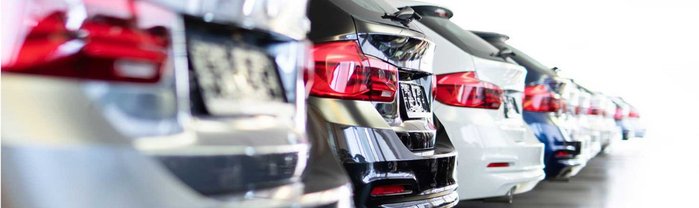 Heck von BMW Autos in einer Reihe.