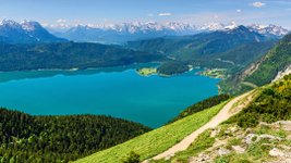 Bergpanorama im Sommer mit einem großen See