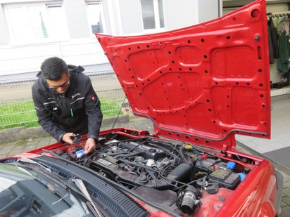 Dekra-Prüfer Markus Becker untersucht den Motorraum des Honda Prelude Coupé.