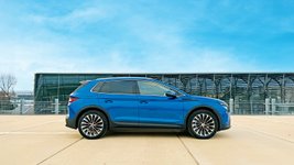 Skoda Elroq parkt vor einem futuristischen Gebäude