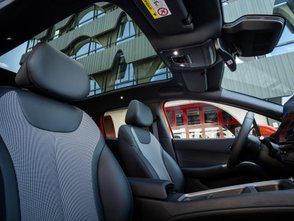 BYD Dolphin G DM-i Test – Blick von unten durch das Glasdach.