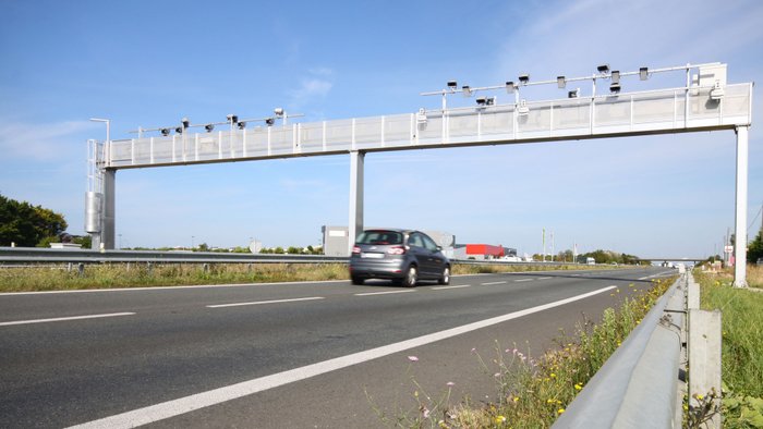 Ein Auto passiert eine Free-Flow-Mautbrücke in Frankreich. 