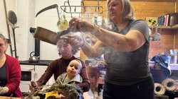 Elfi Stolz räuchert mit Räuchersticks im Vorfeld der Raunächte.