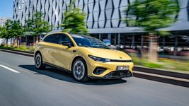 Leapmotor B05 fährt über eine Straße. 