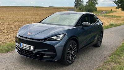 Cupra Tavascan VZ steht auf einem Feldweg. 