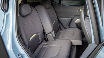 Die Rückbank des Kia EV2 kann verschoben werden. 