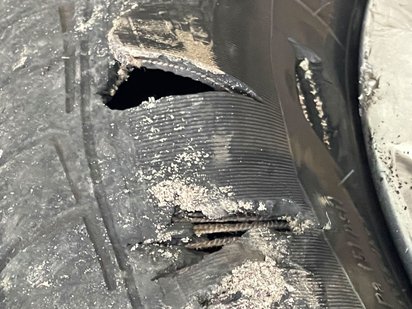 Autoreifen, welcher einen Riss hat.