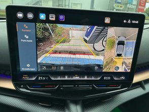 Ansicht der Rückfahrkamera auf dem Monitor des Cupra Tavascan. 